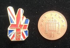 HARD TO FIND "GLASGOW RANGERS UNION JACK  "V" VICTORY FINGERS  VINTAGE PIN BADGE