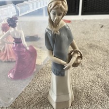 Beautiful Lladro Porcelain Lady in Shawl with Basket