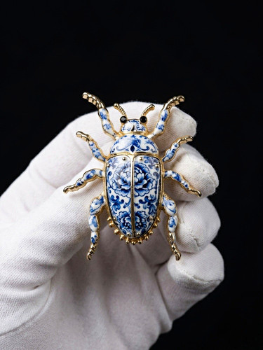 Blue white beetle brooch - blue,