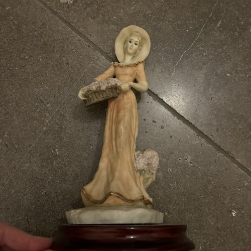 Figurine vineyard lady with - figurine,