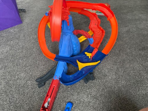 Hot wheels city volcano escape - city,