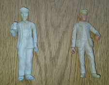 2 unpainted 16mm/foot scale model loco/train crew for garden railway or similar