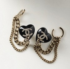 Chanel CC heart earrings black
