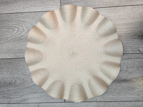 Round wavy edge rattan - round,