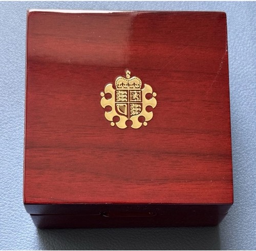 Royal mint lacquered walnut - royal,