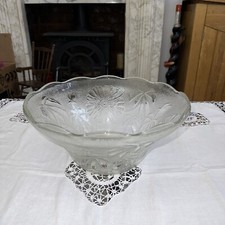BEAUTIFUL Vintage Large Clear Glass Fruit/Punch Bowl with Flower Design 