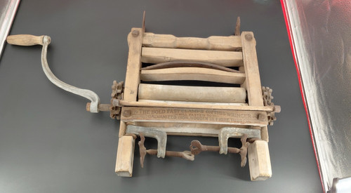 Hand cranked clothing wringer - cranked,