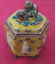 Oriental Porcelain Lidded Potpourri Jar (with a foo dog finial)