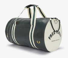 BNWT GENUINE FRED PERRY CLASSIC BARREL BAG, NIGHT GREEN, L7255/T11, ONE-SIZE.
