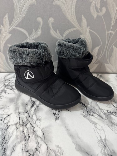 Ladies black snow boots - , size