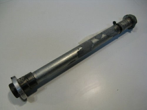 Swingarm thru axle thru axle