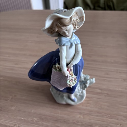 Lladro vintage pretty - lladro,