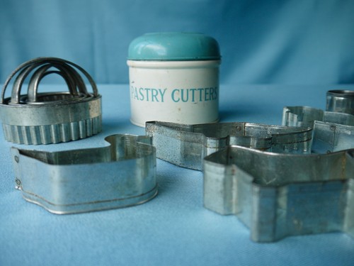 Vintage 50s 60s - pastry, cutters