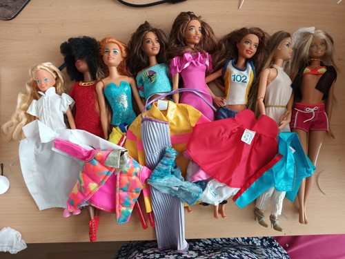 Large bundle barbie dolls - bundle,