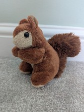 LIVING NATURE RED SQUIRREL