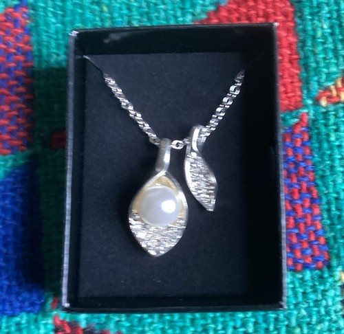 Avon snow petals necklace - avon,