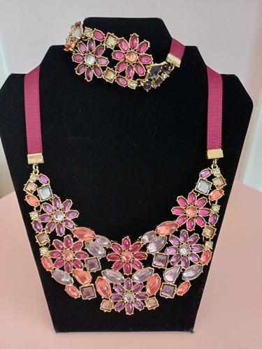 Avon bib flower necklace - avon,