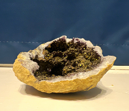 Natural quartz geode - quartz,