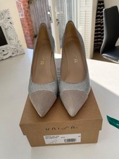 Unisa Trico silver/fog leather shoes size 40. Matching bag available.
