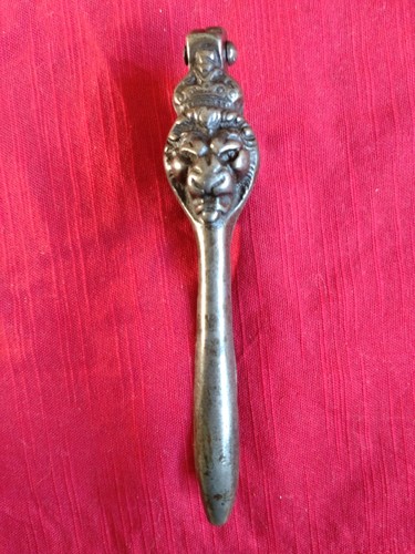 Vintage crowned lion head - crowned,