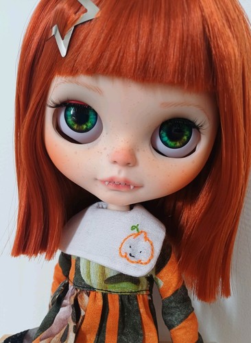 Beautiful vampire - 💚🧡,