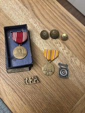 Selection of WW2 & Army memorabilia- medals/buttons