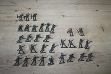 BRITIANS HERALD VINTAGE 1/32 SCALE JOB LOT X 32 WW2 PAINTED BRITISH SOLDIERS
