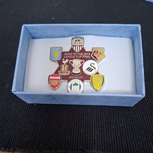 Pin badge the road - pin,