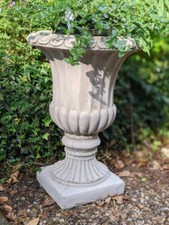 Single large fluted stone - large,