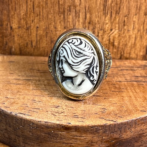 Vtg black white - white, cameo