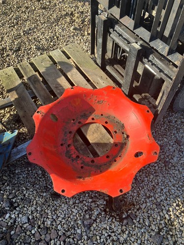 Claas wheel rim centers 280 - claas,