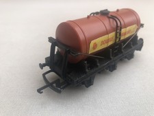 Wrenn W5044 OO Gauge Double Diamond 6-Wheel Tank Wagon Orange Missing a Buffer