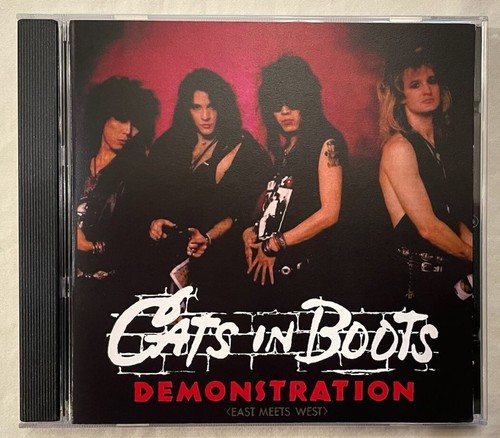 Cats boots demonstration - -,
