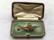 CWW1 ROYAL ARTILLERY 9ct GOLD RIFLE SHAPED SWEETHEARTS PIN BROOCH IN ORIG BOX