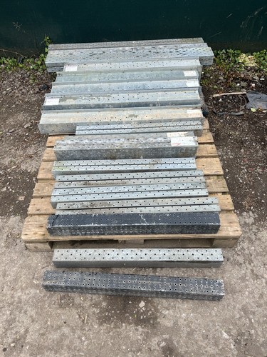 Job lot 18x - box, lintel