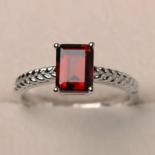 Solitaire emerald cut diamond - cut,