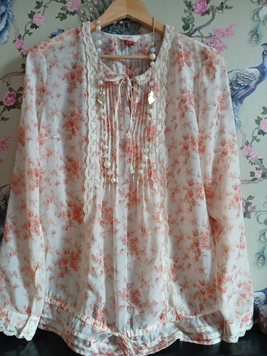 Vintage style cream - , burnt