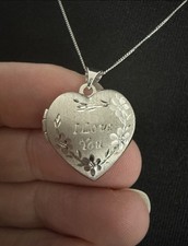 Beautiful 9ct White Gold Locket And Chain (DC930)