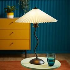 Black Metal Wiggle Table Lamp