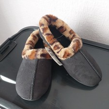 Slippers FAUX SUEDE LOOK WARM SLIP ON SIZE 7 NEVER WORN