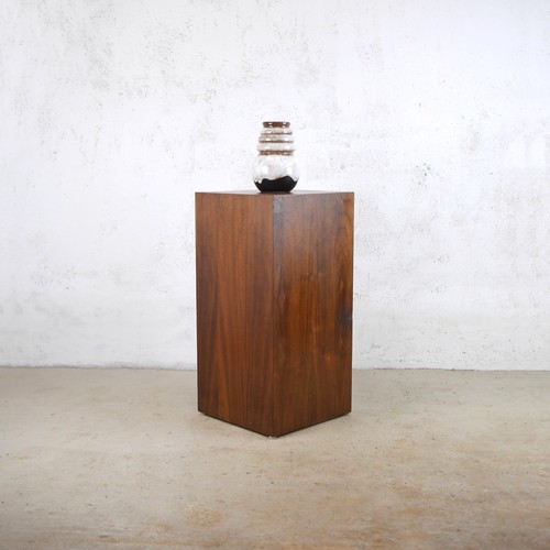 Display posing pedestal stand - display,