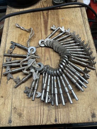 Assorted vintage gibbons - 33,