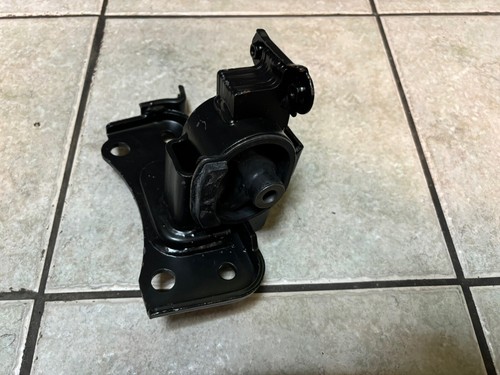 Left engine mounting - left,