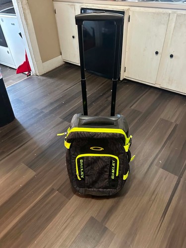 Oakley full size - 32", rolling