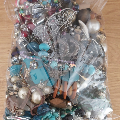 Joblot 2kg broken jewellery - joblot,