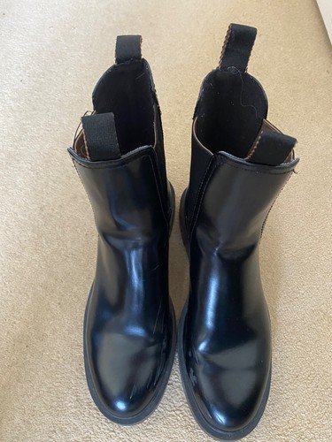 Black boots size 7 - black,