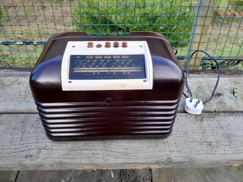 Vintage bakelite bush radio - ,