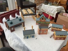 HORNBY. OO GAUGE BUILDINGS & VGC  USED JOB LOT