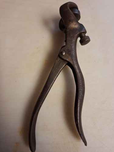 Antique saw tooth - , setter