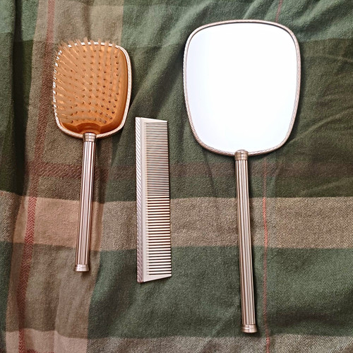Metal vanity grooming - grooming, with